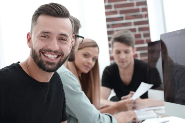 Homens Está Sorrindo Durante Intervalo Perto Moderno Centro Escritórios Retrato — Fotografia de Stock