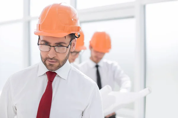 Close up.engineer Constructor en un casco protector —  Fotos de Stock