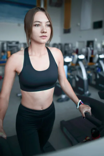 Close up.modern jeune femme dans la salle de gym — Photo