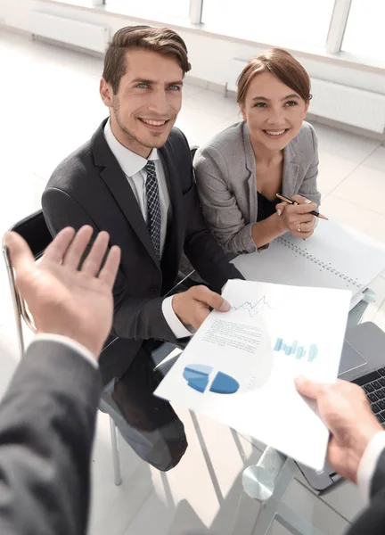 Wirtschaftsteam diskutiert Finanzdaten — Stockfoto