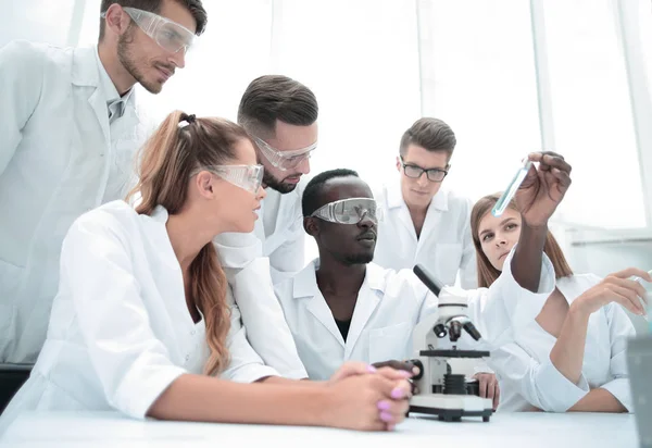 Group of young clinicians experimentation in research laboratory — Stock Photo, Image