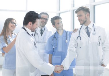 Hastane koridorunda tokalaşırken doktorlar