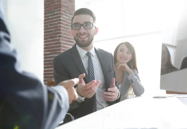 Parceiros de negócios discutir os termos do contrato — Fotografia de Stock