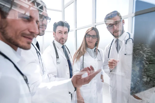 Grupo de médicos discutiendo la radiografía de los pacientes — Foto de Stock