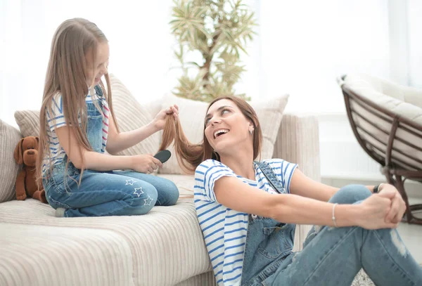 Mamá juega con su hija pequeña en la peluquería — Foto de Stock