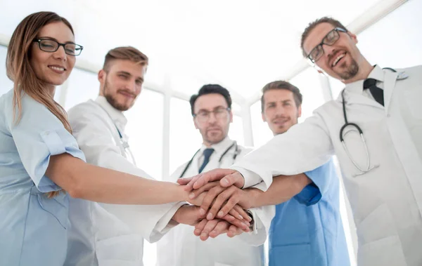 Lekarze i pielęgniarki koordynować ręce — Zdjęcie stockowe
