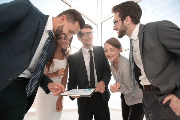 Close Manager Shows Business Team Financial Report Business Concept — Stock Photo, Image