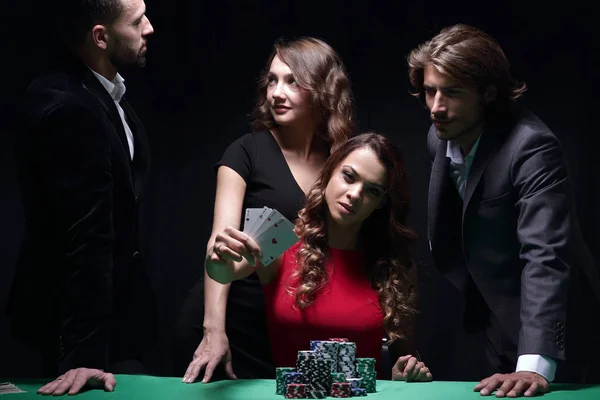 Hübsche junge Brünette im roten Kleid posiert im Casino — Stockfoto