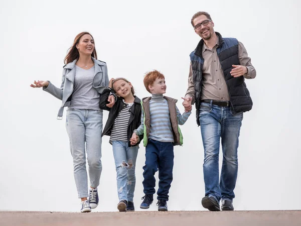 Gelukkige familie plezier samen wandelen. — Stockfoto