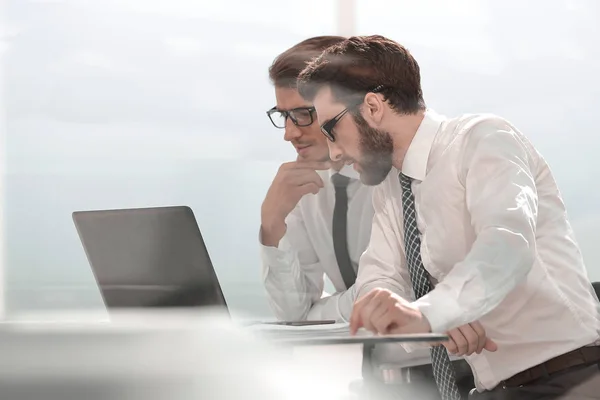 Dos colegas de negocios mirando la pantalla del ordenador portátil —  Fotos de Stock