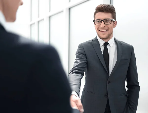 Manager begrüßt den Kunden mit Handschlag. — Stockfoto