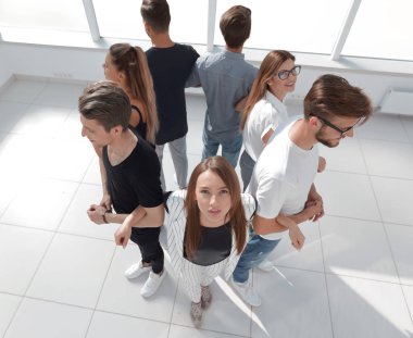 Mutlu insanlar bir pozitif farklı grup üstten görünüm