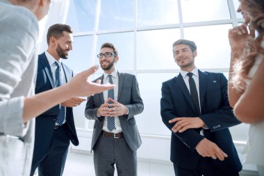 İş ekibi yeni fikirleri tartışıyor.