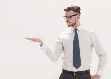 up.a iş adamı onun avuç içinde sanal bir nesne tutan kapatın