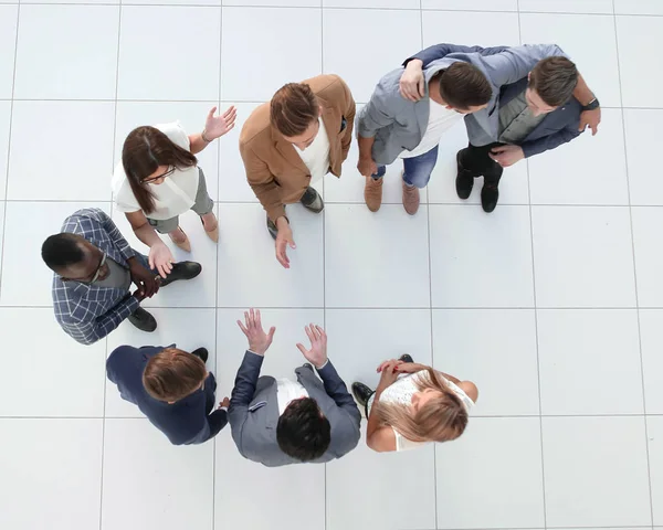 Top view.a gruppo di dipendenti in piedi nella hall dell'ufficio — Foto Stock