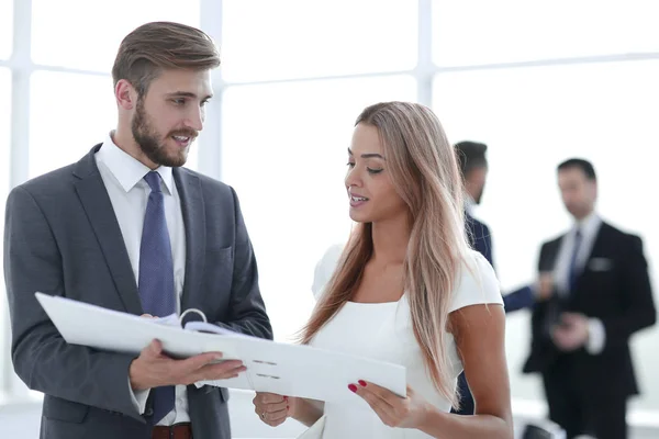 Gestionnaire discutant avec le client du document d'affaires — Photo