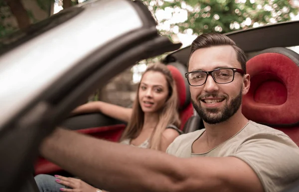 Jovem dirigindo um carro conversível — Fotografia de Stock