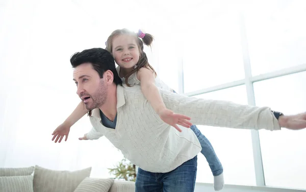 Szczęśliwy ojciec bawi się z córką w domu — Zdjęcie stockowe