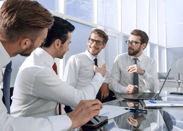 Empresário discutir novas ideias com a equipe de negócios — Fotografia de Stock