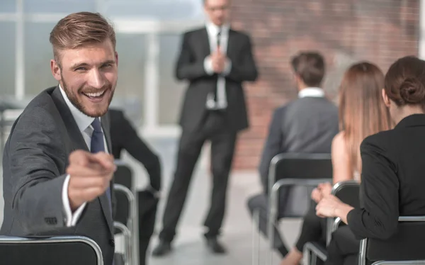 Homem de negócios sentado na sala de conferências, apontando para você — Fotografia de Stock