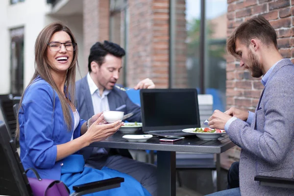 Mitarbeiter sitzen an einem Tisch in einem Café — Stockfoto