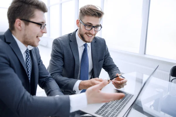 Zwei Geschäftsleute arbeiten an einem Laptop — Stockfoto