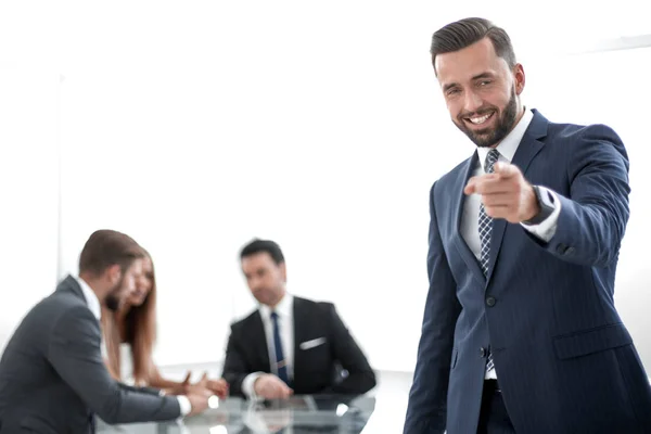 Hombre de negocios sonriente parado en la oficina y señalándote — Foto de Stock
