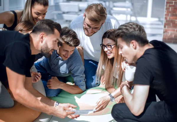 Grupo de jóvenes emprendedores discuten la estrategia del proyecto empresarial  . — Foto de Stock