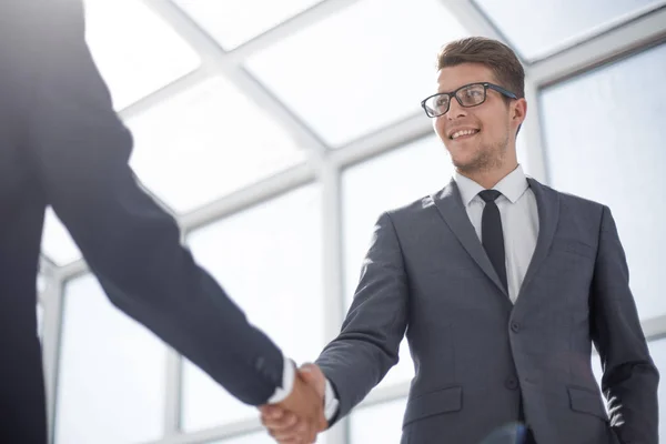 Stretta di mano di partner commerciali. Vista dal basso — Foto Stock