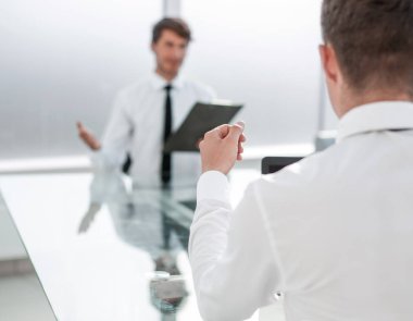 iş arkadaşları sözleşmenin koşulları tartışıyor