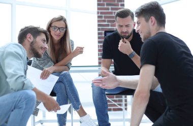 Yeni projede çalışan ve gülümseyen iş takım