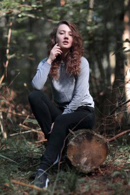 bir oturum açma oturan güzel genç kadın