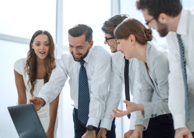 İş ekibi çevrimiçi bilgileri tartışıyor