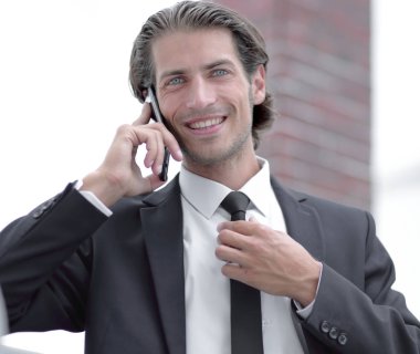 İş adamı akıllı telefondan konuşuyor..