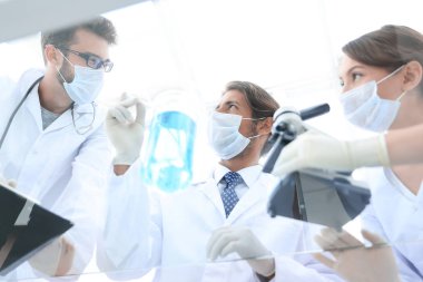 genç bilim adamları mikroskop ve test tüpleri ile çalışma