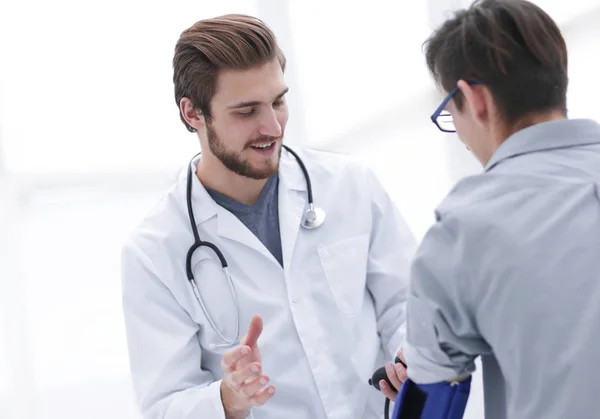 Médico midiendo la presión arterial para hacer un diagnóstico — Foto de Stock