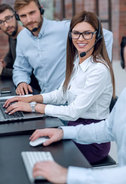 Close up.young call center pessoal sentado na mesa — Fotografia de Stock