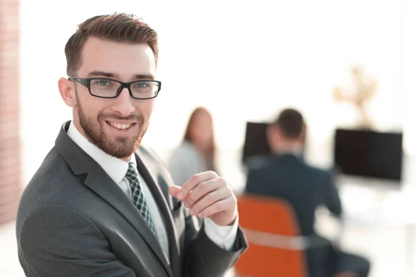 Homme d'affaires moderne debout dans le bureau. — Photo