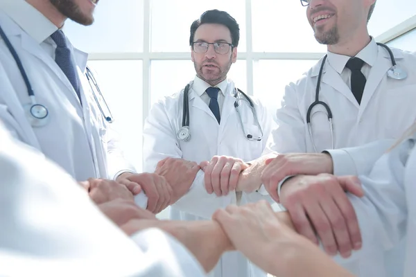 Närbild.en grupp läkare som står i en cirkel — Stockfoto
