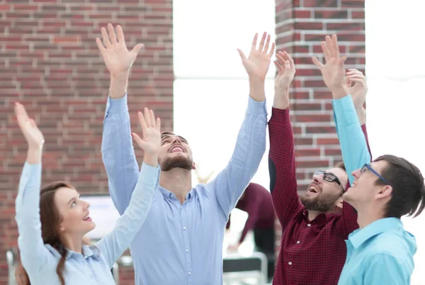 Feliz equipo de negocios sonriente en la oficina . — Foto de Stock