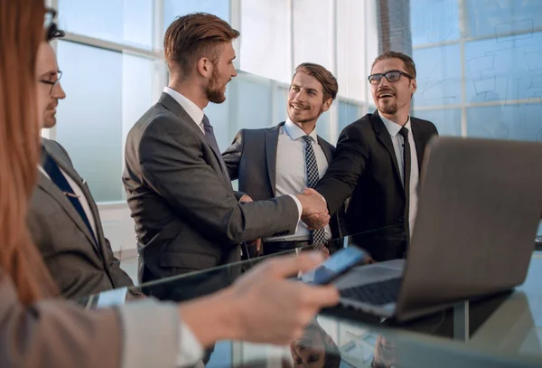 Business associates skakande händer i office — Stockfoto