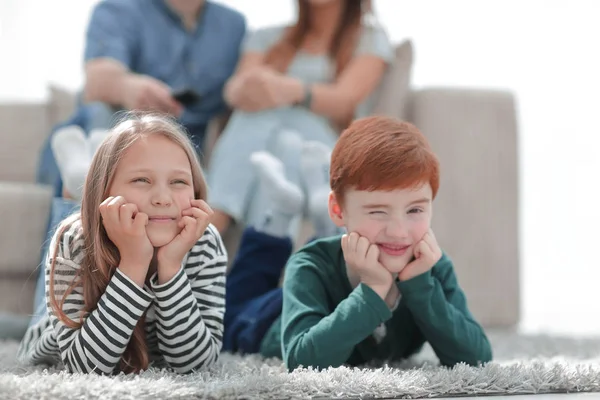 Sluit up.little broer en zus liggen op het tapijt in de woonkamer — Stockfoto