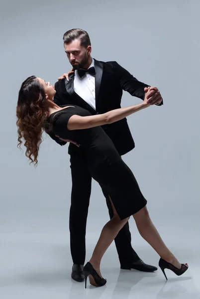 Atraente jovem casal dançando em estúdio . — Fotografia de Stock