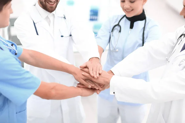 Лікарі тримаються за руки в лікарні — стокове фото