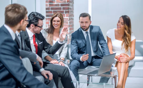 Equipe de negócios discutindo questões de negócios no lobby do centro de negócios . — Fotografia de Stock