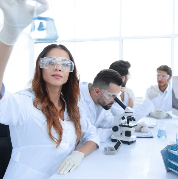 Группа молодых ученых, работающих в лаборатории . — стоковое фото