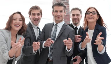 Bir grup iş adamı seni işaret ediyor.