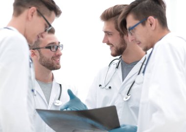 x-ışını tartışırken radyologlar grup