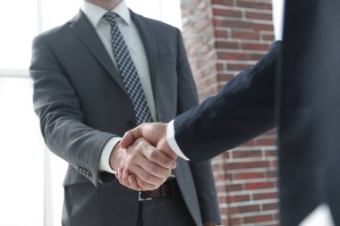 ortağı ile el sıkışan iş lider.