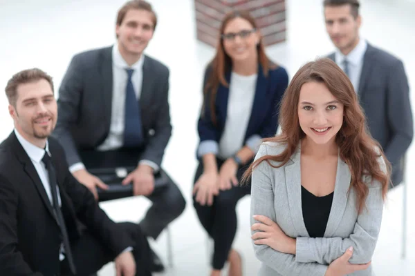 Jonge vrouw op een zakelijke bijeenkomst met collega 's. — Stockfoto